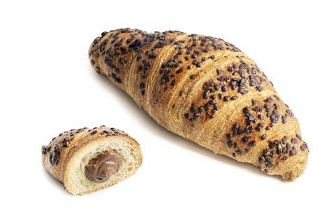 Detailaufnahme von aufgebrochenem Croissant mit Schokoladenkern