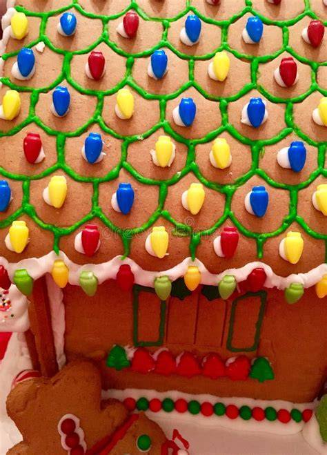 Detailaufnahme von verziertem Haus: Zuckerguss-Schnee und Smarties