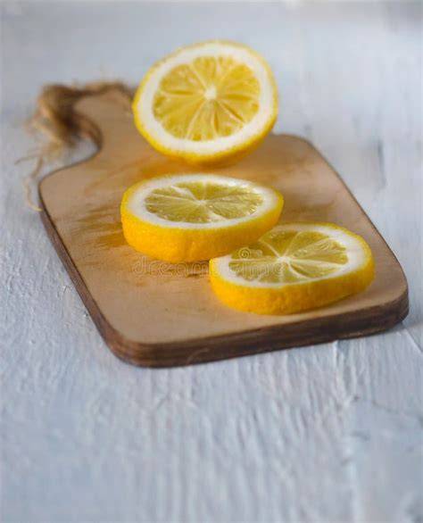 Detailaufnahme von weißer Schokolade, Zitrone und Butter auf einem Schneidebrett