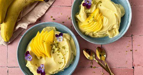 Detailaufnahmen: Bananencreme in verschiedenen Schüsseln mit Zutaten