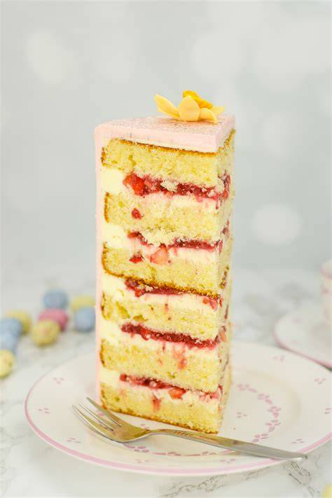 Detailbild: Schichten und Füllungen der Erdbeer Lemon Curd Torte