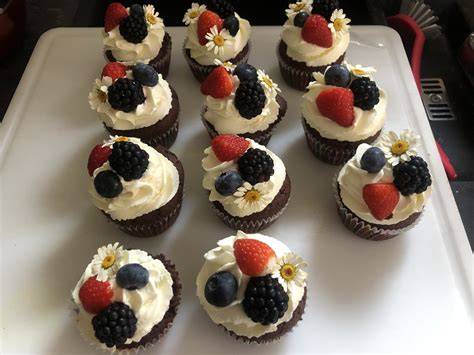 Detaildeko: Mini-Schokodonut, Macaron, Beeren und essbare Blüten