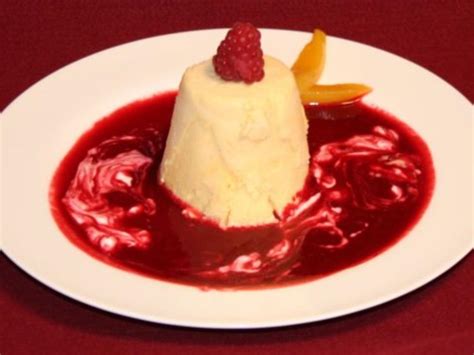 Detailfoto: Himbeerpüree auf der Creme, Spiraldeko