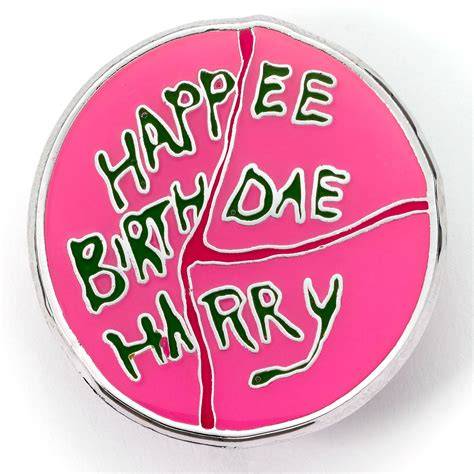Detailfoto: Krakeliger Schriftzug „HAPPEE BIRTHDAE HARRY“ und typisch eingekerbter Riss