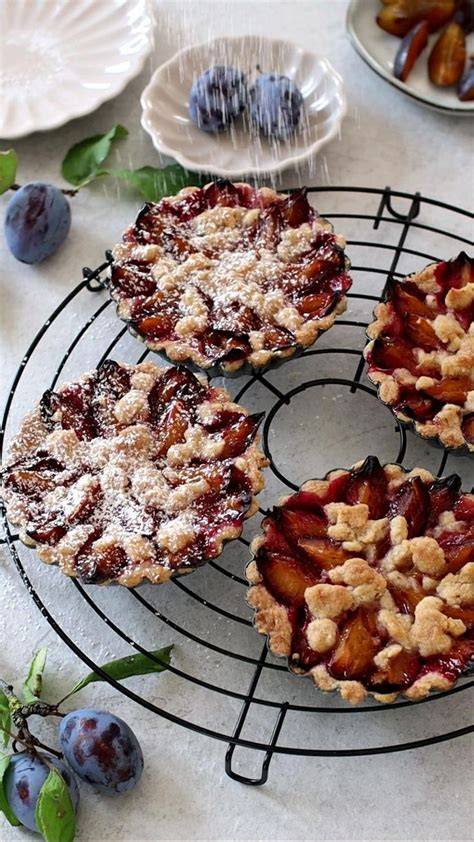 Detailfoto: Marmeladenschicht unter Zwetschgen, darüber goldene Streusel