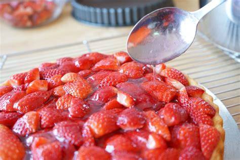 Detailfoto: Schmandcreme-Schichten, Gelatine einrühren, Beeren-Topping, Tortenguss