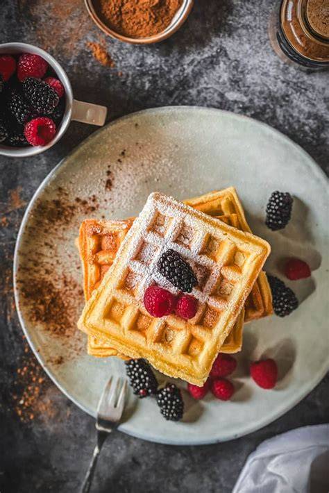 Detailfoto: Teigeinfüllung und Backvorgang bei belgischen Waffeln