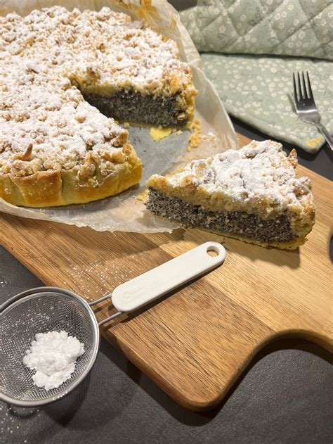 Detailfoto: buttrige Mandelstreusel auf Apfel-Mohn-Schicht