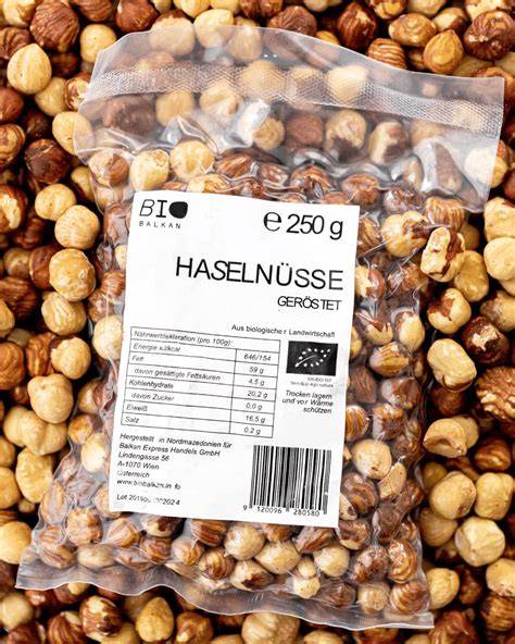 Detailfoto: geröstete Haselnüsse, geriebene Äpfel, geraspelte Schokolade