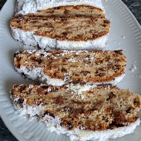 Detailfotos: Rumkuchen in Scheiben geschnitten, mit Puderzucker bestäubt