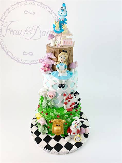 Detailreiche Alice-im-Wunderland-Torte mit Uhr, Hutmacher-Hut und Spielkarten