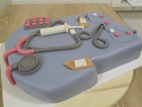 Detailreiche Krankenschwester Torte mit medizinischem Equipment als Dekoration