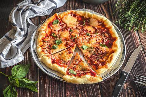 Detektiv-Pizza mit Salamifährte und Paprikaspuren