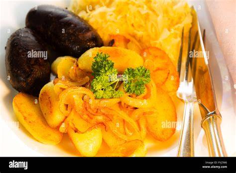Deutsche Blutwurst mit Sauerkraut und Bratkartoffeln