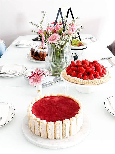Deutschlands Erdbeerkuchen-Klassiker auf einer Kaffeetafel
