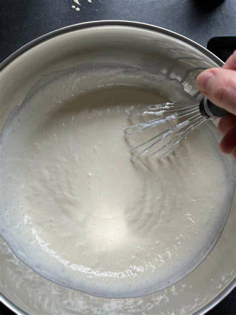 Diagramm: Technik des Unterhebens mit Schneebesen (Pudding von unten nach oben ziehen)