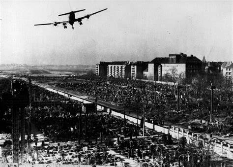 Die Berliner Luftbrücke und Kinderszenen im zerstörten Nachkriegsberlin
