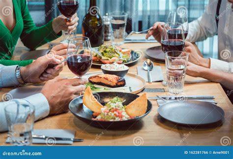Die Dinner-Szene ohne Essen - Tisch mit verdutzten Gästen