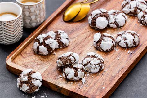 Die Entwicklung der Crinkle Cookies: Verschiedene Backstufen auf einem Backblech