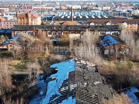 Die Ruine der ehemaligen Fabrik / leeres Flughafengebäude
