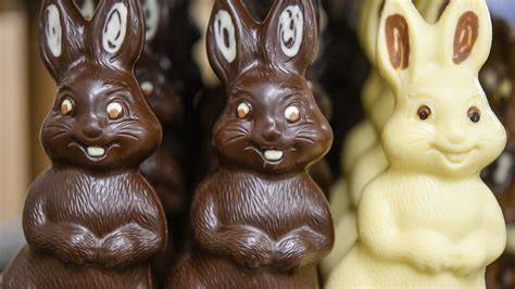 Die Vielfalt der Osterhasen aus dunkler Schokolade