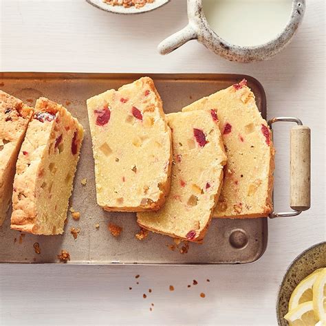 Die Vielfalt der Teekuchen auf einer Etagere, verschiedene Sorten, dekoriert