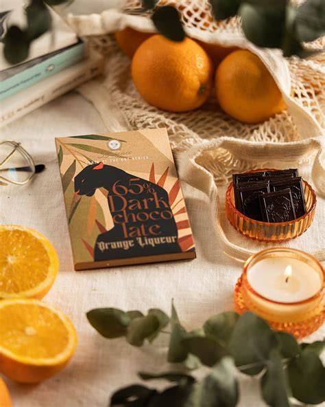 Die Zutaten: Schokolade, Orangen, Likör und Pralinenförmchen