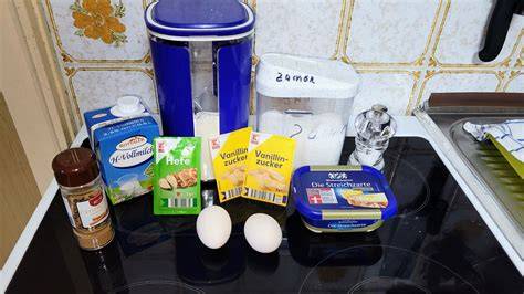 Die Zutaten für den Birnen-Joghurt-Kuchen auf einem Backbrett arrangiert