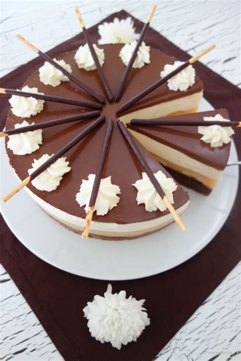 Die fertig dekorierte Mikado Torte mit Ananas in Nahaufnahme, garniert mit Mikado-Sticks und Sahne