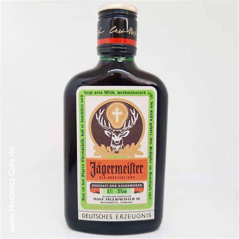 Die klassische Jägermeister-Flasche, das Hirschlogo und Kräuter