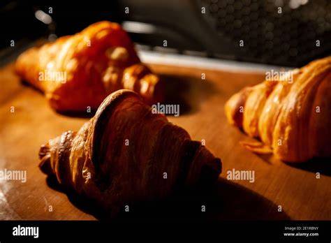 Die perfekte Struktur eines gebackenen Croissants im Anschnitt