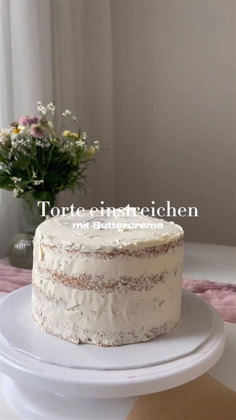 Die pinke Torte wird geschichtet und außen glatt gestrichen