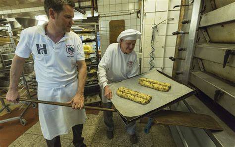 Die traditionelle Backstube der Bäckerei Neuendorff in Teltow mit historischem Ofen
