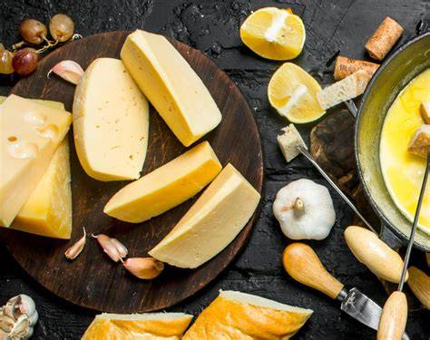 Die wichtigsten Käse- und Trüffelzutaten für Fondue auf dem Küchentisch
