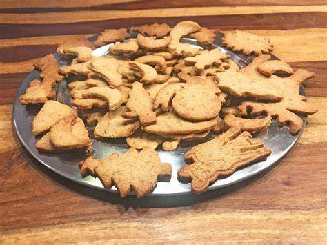 Dinkel Mürbeteig Kekse auf einem Backblech, Zutaten und Ausstechformen