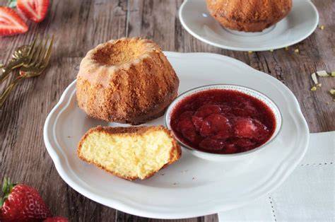 Dinkel Sandkuchen mit Erdbeerkompott