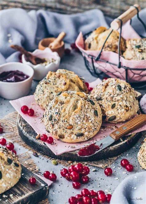 Dinkel-Brötchen mit Körnern