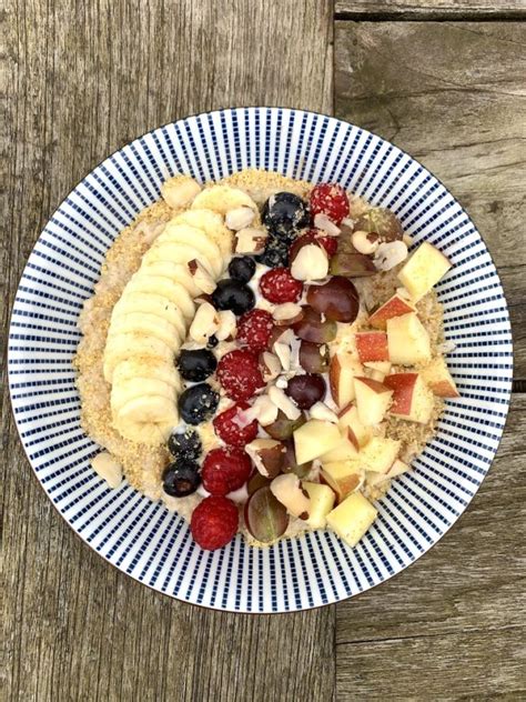 Dinkel-Buttermilch-Waffeln mit frischen Früchten als Topping