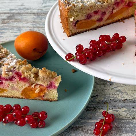 Dinkel-Rüebli-Streusel-Kuchen angerichtet mit Kaffee