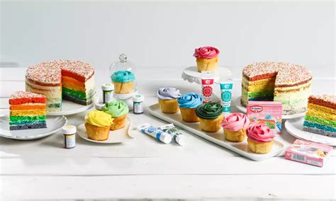 Dino-Kuchen Zutaten und bunte Lebensmittelfarben