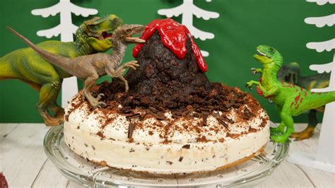 Dino-Lava-Torte mit Schokokuchen-Bröseln und Erdbeersoße