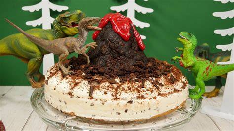 Dino-Lava-Torte mit Vulkan-Deko