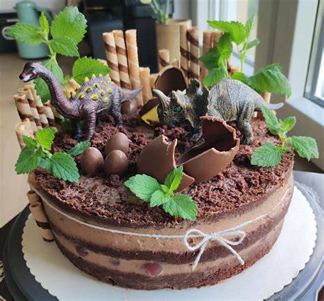 Dino-Torte zusammengesetzt aus Kuchenresten und Ganache