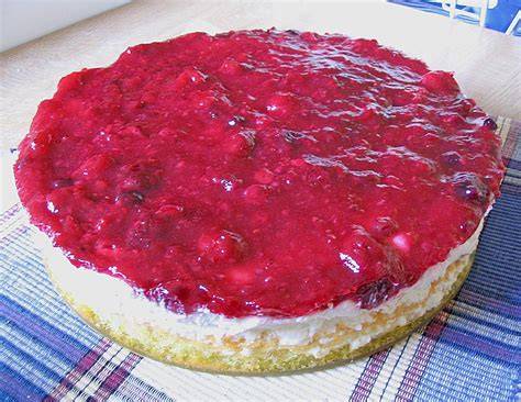 Dino-Vulkan-Torte mit roter Lava-Erdbeersoße