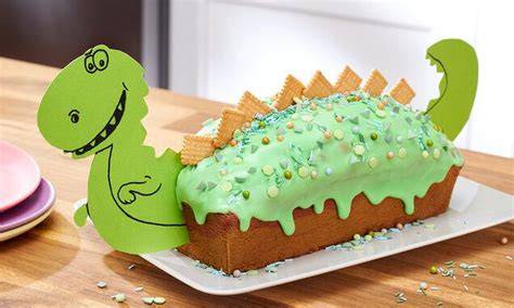 Dinokuchen mit grüner Glasur und Dino-Figuren