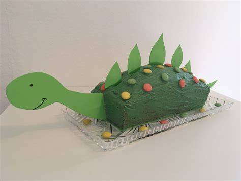 Dinosaurier Kuchen mit Schablonen und einfacher Verzierung