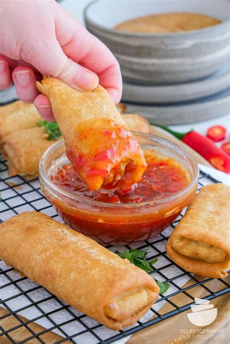 Dip-Schälchen mit Sweet Chili Sauce neben Frühlingsrollen