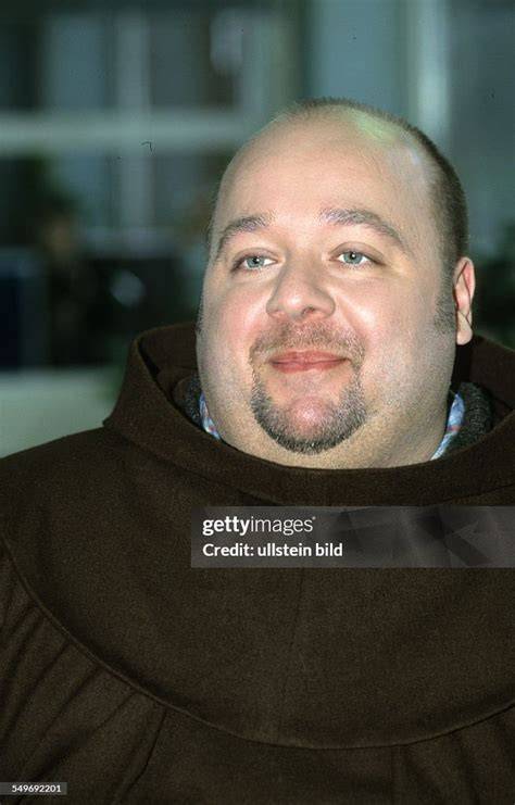 Dirk Bach als Erzähler der Serie
