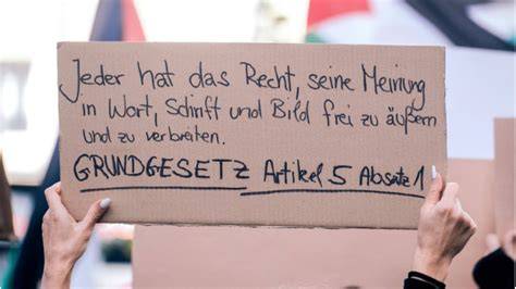 Diskussion um Meinungsfreiheit, Protestformen und öffentliche Auftritte (Infografik)