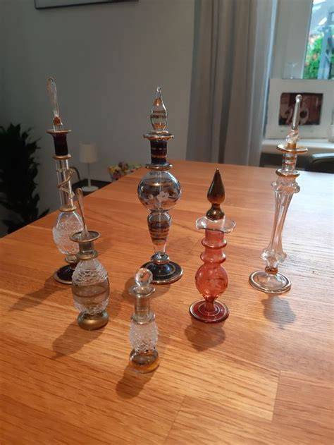 Diverse Parfumflakons mit schokoladigen Noten